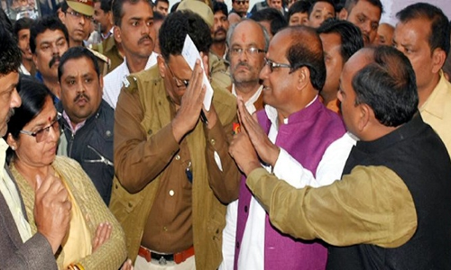 बीजेपी नेता को दरोगा ने मारा थप्पड़, भाजपाईयों ने चौकी में घुसकर  पुलिसवालों की कर दी पिटाई