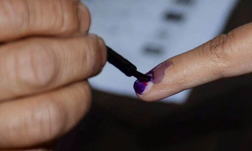 कुशीनगर के ग्रामीणों ने मतदान का किया विरोध, बोले- पुल नहीं तो, वोट नहीं कुशीनगर के ग्रामीणों ने मतदान का किया विरोध, बोले- पुल नहीं तो, वोट नहीं