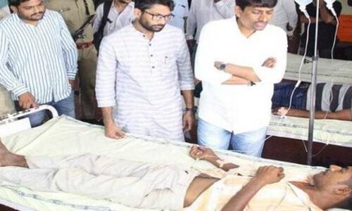 गुजरात में जहरीली शराब पीने से 4 लोगों की तबीयत बिगड़ी, हार्दिक-जिग्नेश-अल्पेश मिले गुजरात में जहरीली शराब पीने से 4 लोगों की तबीयत बिगड़ी, हार्दिक-जिग्नेश-अल्पेश मिले