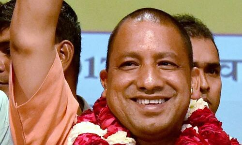 गोरखपुर के मठ में वर्षों से हैं योगी के ये सहयोगी, नाम जानकर खिसक जाएगी पैरों तले जमीन