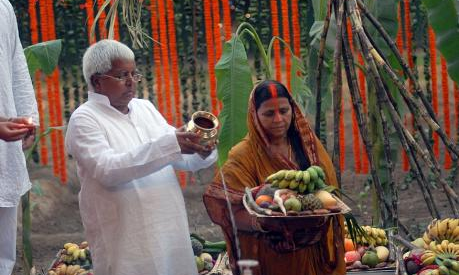 राबड़ी देवी कर रही हैं छठ पूजा, मां का साथ देने घर पहुंची लालू की बेटियां
