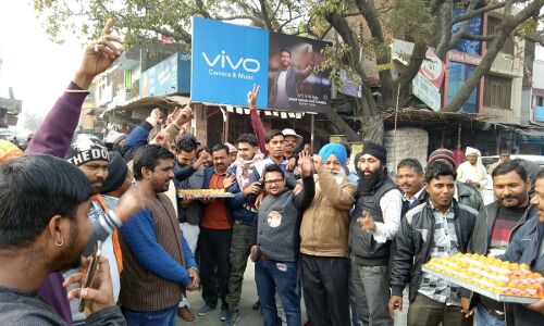 सौरभ बहुगुणा को टिकिट मिलने से बीजेपी में दौड़ी ख़ुशी की लहर, बांटी मिठाइयाँ