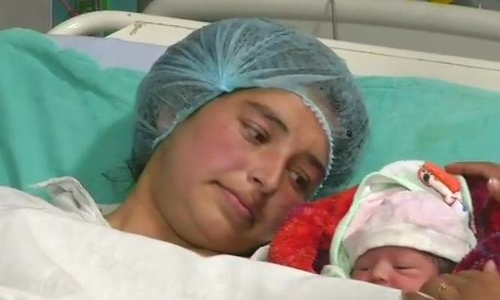 माँ के साहस को सलाम, गोली लगने के बाद दिया बच्ची को जन्म