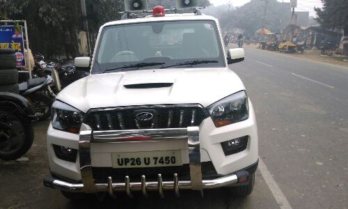 पीलीभीत में मंत्री की गाडी खुले आम आचार सहिंता की उडा रही है धज्जियां, प्रसाशन मौन