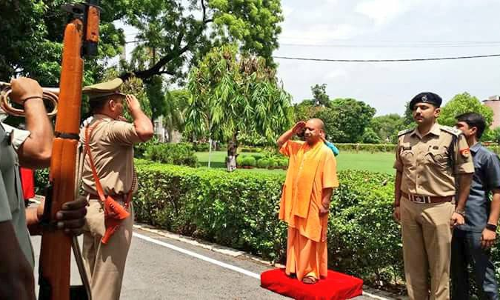 गार्ड ऑफ ऑनर के साथ सीएम का स्वागत