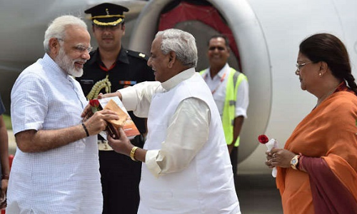 LIVE: PM मोदी पहुंचे उदयपुर, जयकारों के बीच राजस्थानी परंपरा से हुआ स्वागत LIVE: PM मोदी पहुंचे उदयपुर, जयकारों के बीच राजस्थानी परंपरा से हुआ स्वागत