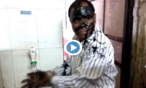 देखिए: गुस्साए विक्रेता ने नगरपालिका के कर्मचारी के मुंह पर फेंकी स्याही