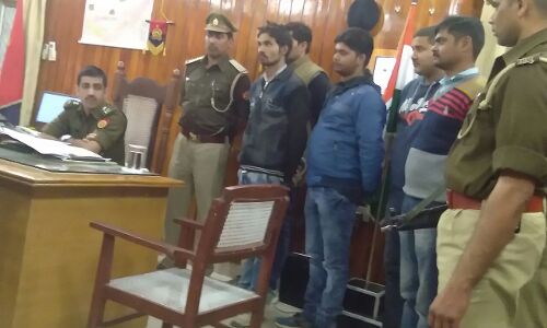 पुलिस व स्वाट टीम के हत्थे चढ़ा शातिर लुटेरा,कटी हुई चेन,व लूट की मोटरसाइकिल,10500 नगद के साथ किया गिरफ्तार
