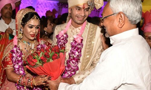 सीएम नीतीश ने दिया तेजप्रताप और एश्वर्या को आशीर्वाद