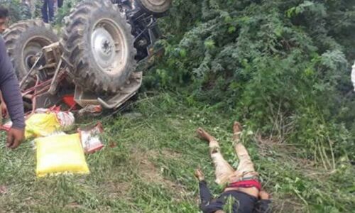ट्रैक्टर अनियंत्रित होकर सड़क किनारे गड्ढे में पलटा, ड्राइवर की मौके पर मौत