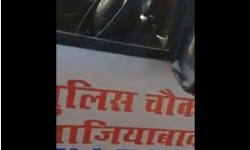 देखें वीडियो: पुलिस ने किया भाई बहन को परेशान और फिर ...