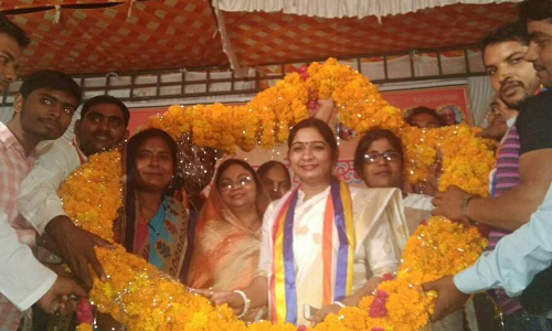 यूपी सरकार के मंत्री की बेटी ने किया सास के खिलाफ प्रचार, लोंगों ने दिखाए काले झंडे