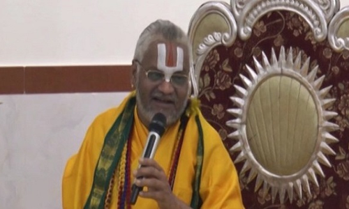 रेप का आरोपी फलाहारी बाबा गिरफ्तार, कमरे से पुलिस ने जब्त की CD और कई...