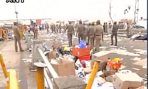 तमिलनाडु : जलीकट्टू प्रदर्शनकारियों पर लाठीचार्ज, अध्यादेश के बाद भी लोगों का प्रदर्शन जारी तमिलनाडु : जलीकट्टू प्रदर्शनकारियों पर लाठीचार्ज, अध्यादेश के बाद भी लोगों का प्रदर्शन जारी