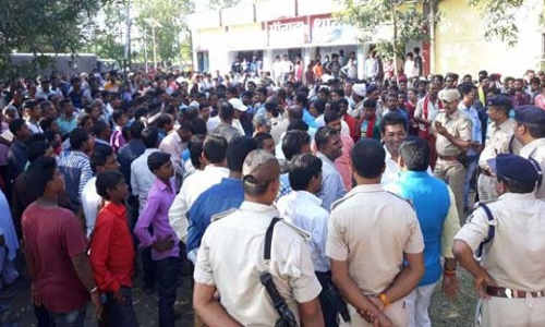 बेतिया थाने में पथराव और फायरिंग, कई पुलिसकर्मी हुए घायल