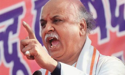 पीएम मोदी पर हमला बोलने वाले विहिप प्रमुख प्रवीन तोगड़िया को आरएसएस का बड़ा झटका