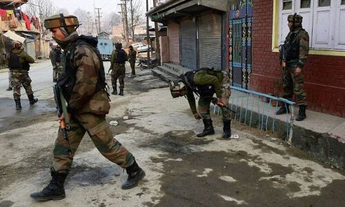 जम्मू-कश्मीर में PDP मंत्री फारुख अंद्राबी के घर आतंकी हमला, दो पुलिसकर्मी घायल