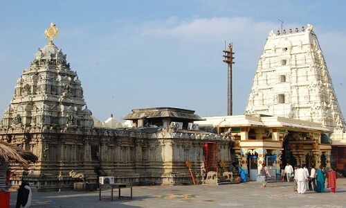 इस मंदिर की सालाना कमाई है 100 करोड़ से भी अधिक, जानें मंदिर से जुड़ा रहस्य