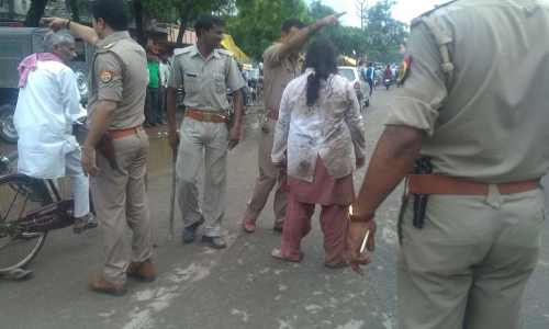 सीएम योगी के राज में कोई दुपट्टा खींच रहा है तो कोई इज्जत लूटने की दे रहा धमकी