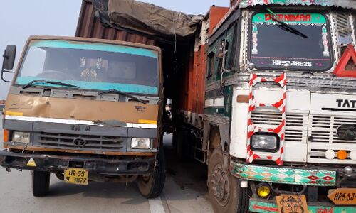 नोएडा: ईस्टर्न पेरीफेरल एक्सप्रेस पर हुआ एक्सीडेंट, एक की मौत नोएडा: ईस्टर्न पेरीफेरल एक्सप्रेस पर हुआ एक्सीडेंट, एक की मौत