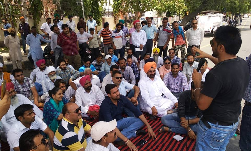 पत्रकार के भाई के हत्या के आरोपी को गिरफ्तार न करने पर अड़ी पुलिस के विरुद्ध पत्रकारों का रोष धरना जारी पत्रकार के भाई के हत्या के आरोपी को गिरफ्तार न करने पर अड़ी पुलिस के विरुद्ध पत्रकारों का रोष धरना जारी