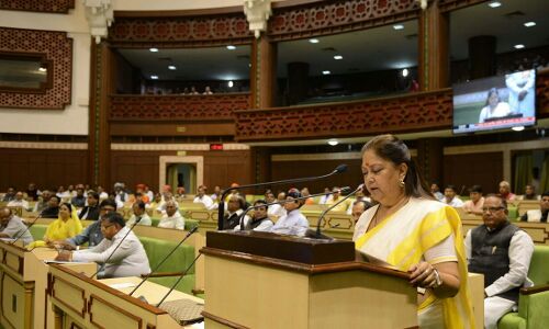 #RajBudget2017- वसुंधरा ने दिया राहत भरा बजट, नहीं लगाया कोई टेक्स, विपक्ष ने मचाया हंगामा #RajBudget2017- वसुंधरा ने दिया राहत भरा बजट, नहीं लगाया कोई टेक्स, विपक्ष ने मचाया हंगामा