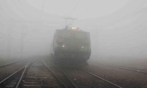 देखें एक नजर में कौन सी ट्रेन कितने घंटे लेट? देखें एक नजर में कौन सी ट्रेन कितने घंटे लेट?