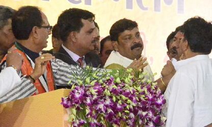 सीएम की मौजूदगी में बीजेपी सांसद ने नेता प्रतिपक्ष का पकडा कालर!