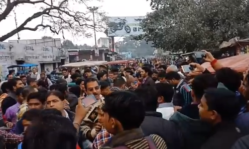 बिजनौर में सरेआम लड़की से छेड़छाड़ करने पर मनचले की जोरदार पिटाई, हंगामा जारी बिजनौर में सरेआम लड़की से छेड़छाड़ करने पर मनचले की जोरदार पिटाई, हंगामा जारी