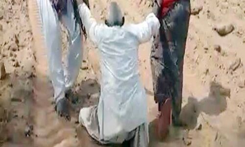 VIDEO : बुजुर्ग को बेरहम बहू और पोतियों ने खेत में घसीट कर पीटा, जाने क्या है मामला VIDEO : बुजुर्ग को बेरहम बहू और पोतियों ने खेत में घसीट कर पीटा, जाने क्या है मामला