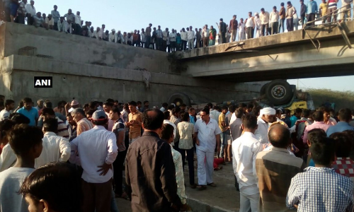 अभी अभी: गुजरात के भावनगर में ट्रक गिरा, 20 की मौत अभी अभी: गुजरात के भावनगर में ट्रक गिरा, 20 की मौत