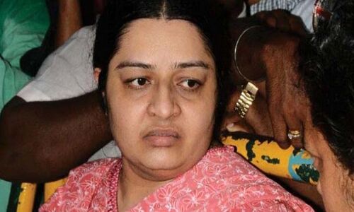 जयललिता की भतीजी दीपा जयकुमार को वेदा निलयम में घुसने से रोका गया जयललिता की भतीजी दीपा जयकुमार को वेदा निलयम में घुसने से रोका गया