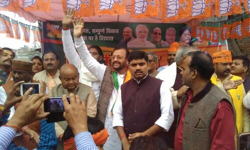 यूपी में थानेदार का काॅलर गुण्डे खीच रहे है - सुरेश खन्ना