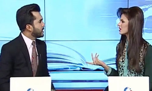 Live बुलेटिन के दौरान ही दो न्यूज एंकर्स के बीच हुआ झगड़ा, वीडियो वायरल Live बुलेटिन के दौरान ही दो न्यूज एंकर्स के बीच हुआ झगड़ा, वीडियो वायरल