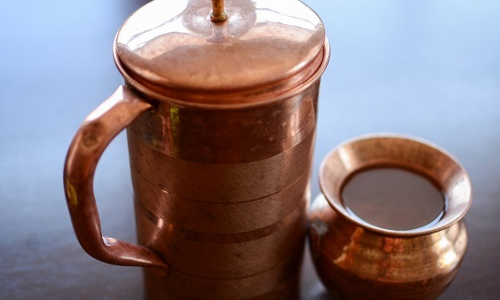 सबके लिए सही नहीं है ताम्बे के बर्तन का पानी ! जानिए किसे पीना चाहिए और किसे नहीं