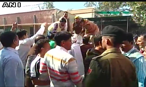 अभी अभी:  राजस्थान के भरतपुर बयाना हिंडोन रोड पर हुआ भीषण एक्सीडेंट, पांच की मौके पर मौत, पांच गंभीर घायल