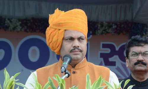 अभी अभी: गुजरात सरकार के मंत्री गणपत वसावा पर आदिवासियों ने किया पथराव