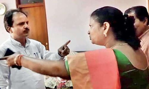 जब BJP विधायक बोलीं बीजेपी सांसद से तेरे बाल ....?  मचा हडकम्प