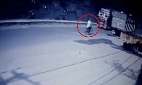 इस साइकिल सवार ने मौत को दी कैसे टक्कर, रौंगटें खड़े कर देगा वीडियो