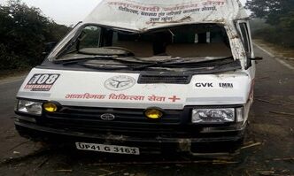 गन्ने से लदे ट्राले से जा टकराई एंबुलेंस, एंबुलेंस में मौजूद बुजुर्ग मरीज की मौत, दो घायल गन्ने से लदे ट्राले से जा टकराई एंबुलेंस, एंबुलेंस में मौजूद बुजुर्ग मरीज की मौत, दो घायल