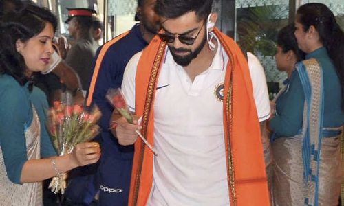 कानपूर में खिलाड़ियों का ऐसा हुआ स्वागत, भगवा गमछा में दिखे  कप्तान विराट और धोनी