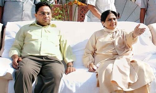 कोर्ट के एक आदेश ने उडा दी मायावती नींद, भाई पर केस दर्ज कोर्ट के एक आदेश ने उडा दी मायावती नींद, भाई पर केस दर्ज