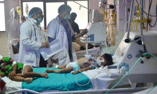 गोरखपुर ट्रेजडी: जिलाधिकारी ने किया बच्चों की मौत का खुलासा, ये निकले जिम्मेदार!