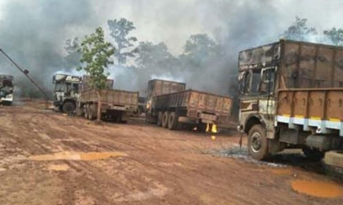 छत्तीसगढ़ के कांकेर में नक्सलियों ने फूंकीं 19 गाड़ियां, मजदूर व कर्मचारियों को बनाया बंधक