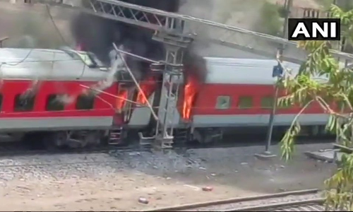 ग्वालियर में आंध्र प्रदेश एक्सप्रेस के 4 डिब्बों में लगी भयंकर आग, ट्रेन में सवार थे 37 डिप्टी कलेक्टर