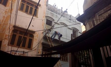 लगाई मौत की छलांग, बिजली के तारों ने बचाया, देखकर वीडियो रह जायेंगे दंग