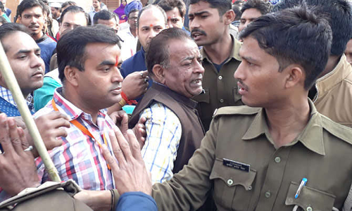 बटन कोई दबाओ लेकिन वोट कमल पर,  मचा हडकम्प जब बदली गई 77  मशीने