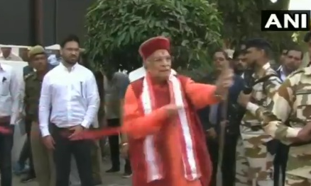 कैंची नहीं मिलने पर मुरली मनोहर जोशी को आया गुस्सा, उखाड़कर फेंक दी रिबन, देखिए- VIDEO