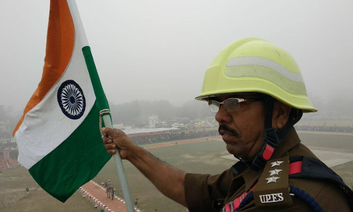 PM के संसदीय क्षेत्र में पहली बार फायर ऑफि‍सर ने लहराया 165 फीट ऊंचाई पर तिरंगा,जाने मकसद