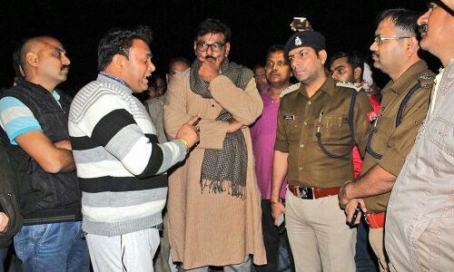 पुलिस की जीप से आरोपी कूदा, ट्रक से कुचलकर मौत, मचा बबाल